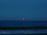 Mondaufgang über dem Meer,roter Mond